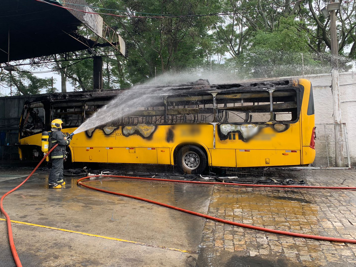 Equipe de plantão em São José combate incêndio em ônibus de transporte coletivo